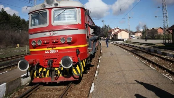 Влак по линията София-Видин закъса на гара Бели Извор