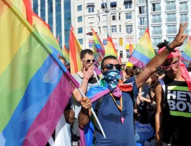 Истанбулската полиция стреля с гумени куршуми, за да спре гей парада