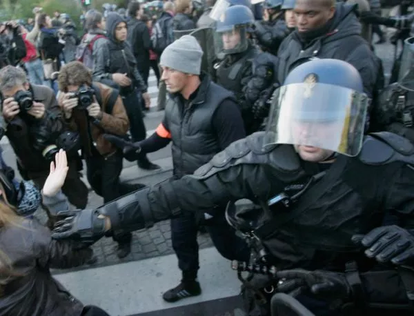 Сълзотворен газ срещу демонстранти в Париж