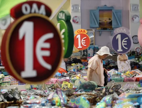 Кризата в Гърция се задълбочава, удари и традиционните летни намаления