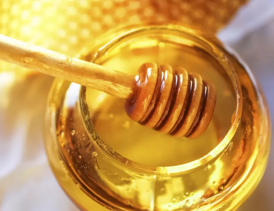 Захаросва ли се истинският мед – ето как да го познаете