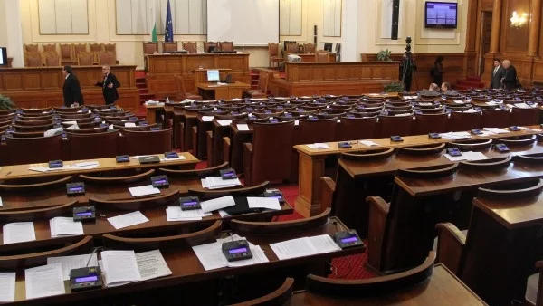 Атака: Народни представители, които не ходят на работа 5 дни месечно да остават без заплата