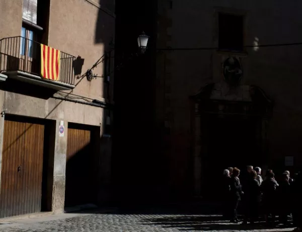 Испанската полиция затваря избирателни секции в Каталуния