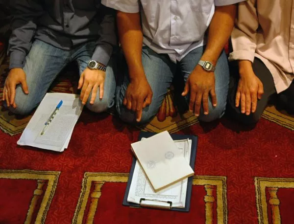 Държавата поема контрола над мюсюлманските училища 