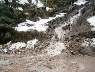4000 тона скали паднаха на пътя за Смолян, ще е затворен поне 2 дни