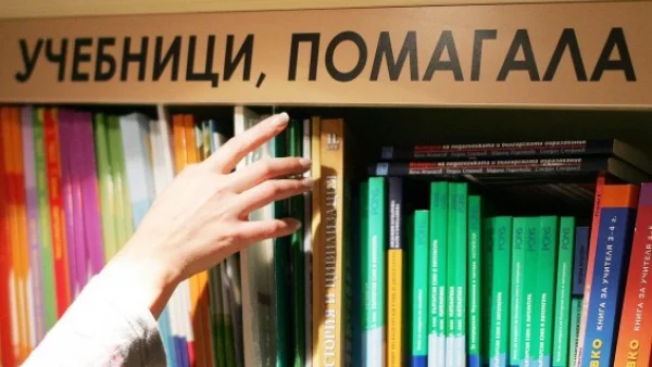 Кунева поиска още пари за оценителите на учебници