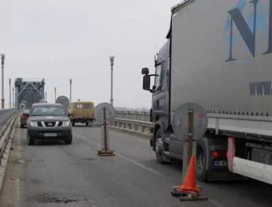 Километрична опашка от българската страна на Дунав мост при Русе