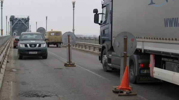 Километрична опашка от българската страна на Дунав мост при Русе