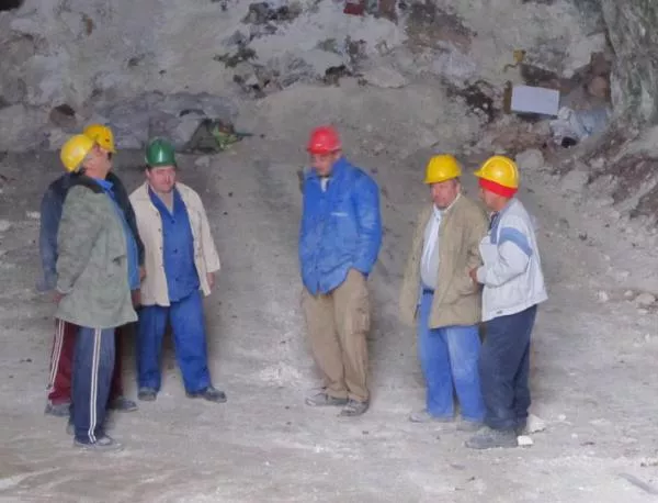 Преведоха 1,7 млн. лева за заплати на миньори от Перник