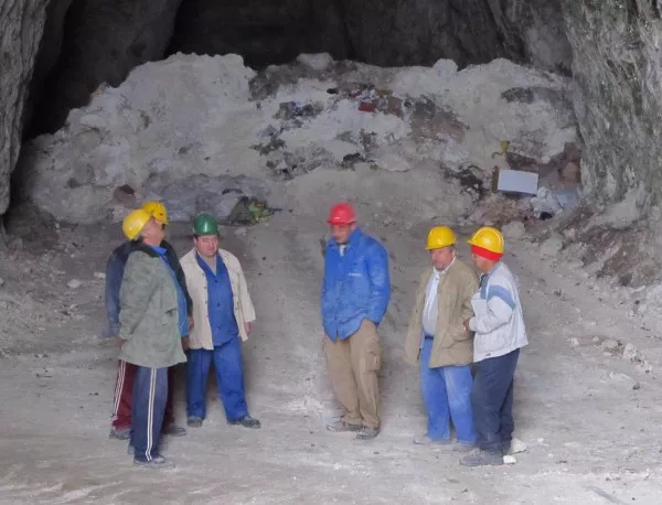 18 часа под земята - вече има опасност за живота на миньорите от "Черно море"