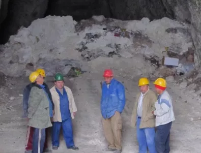Втори ден 61 миньори стачкуват под земята