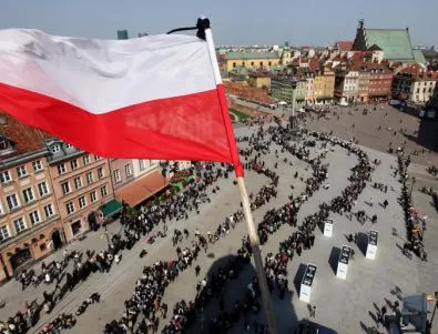 Хиляди излязоха в защита на обществените медии в Полша