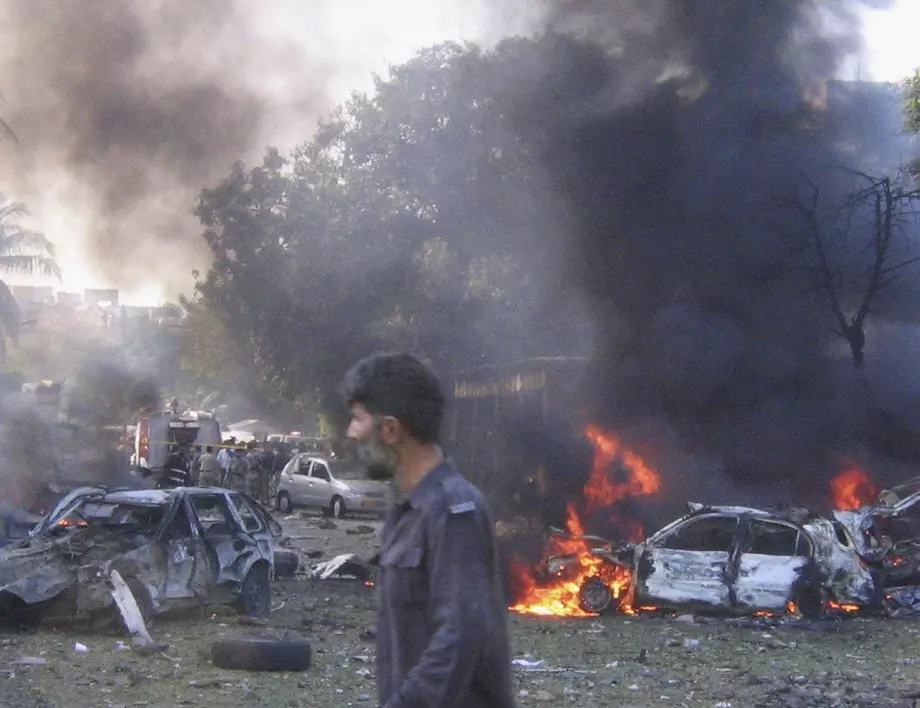 "Ислямска държава" пое отговорност за смъртоносните атаки в Пакистан (ВИДЕО)