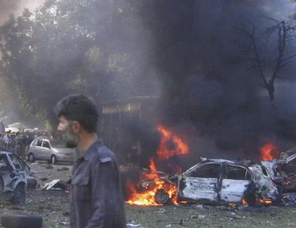 Бомба взриви автобус в Афганистан, 8 загинаха, а 40 са ранени