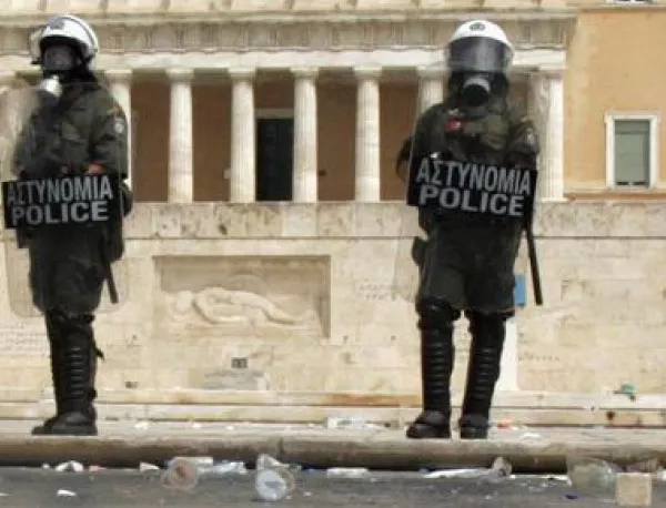 Кола-бомба избухна пред Централната банка в Атина