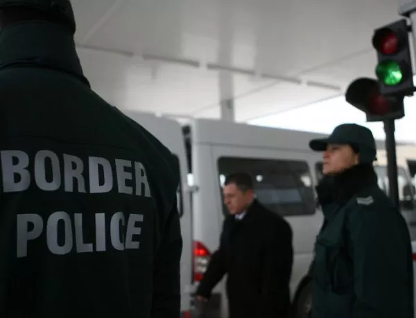Обвинен за трафик на мигранти спечелил обществена поръчка на "Гранична полиция" да вози бежанци* 