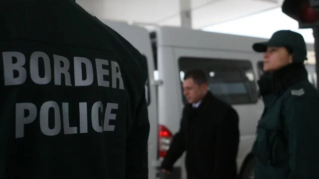 Румънските граничари са открили на границата с България камион с мигранти