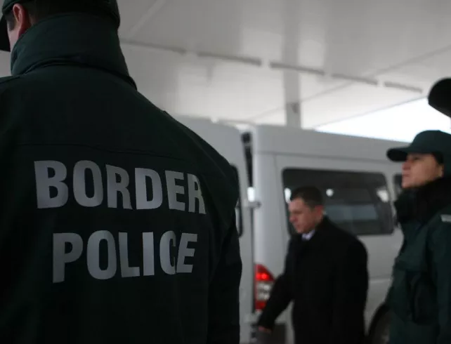 Откриха мигранти в български ТИР,  укрити в кухината за резервната гума