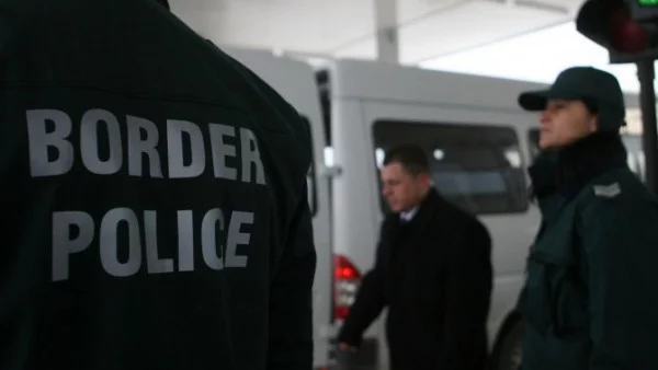 Задържаха 41 нелегални мигранти в румънски ТИР на влизане от Гърция
