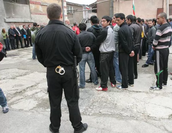 Държавата още не знае как бегълците от Софийския затвор са получили оръжие