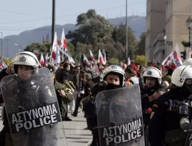 Сблъсъци между студенти и полицията в Гърция (ВИДЕО)