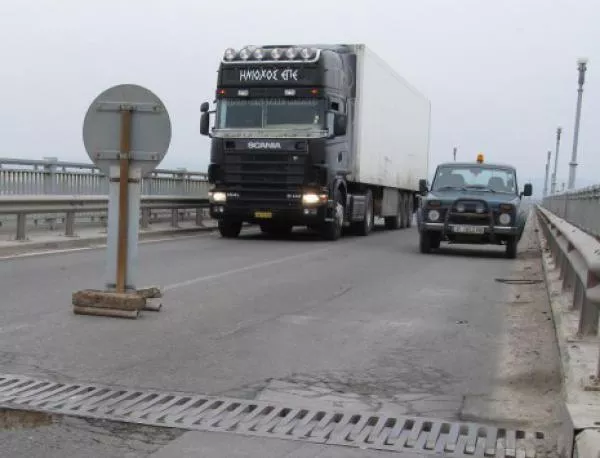 Асфалтът на "Дунав мост" 2 се пропука 