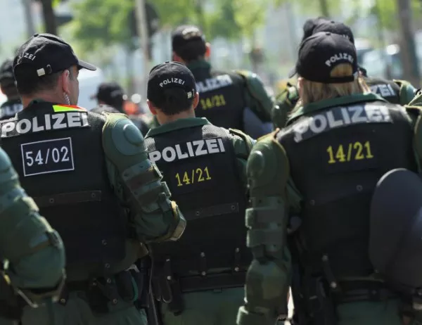 Въоръжен с нож рани 14 души в автобус в Германия