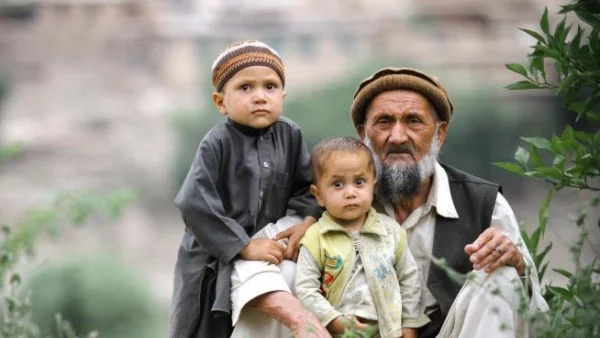 Който може, бяга от Афганистан