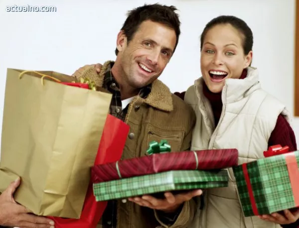 Психолози доказаха: Жените избират подаръци по-добре от мъжете