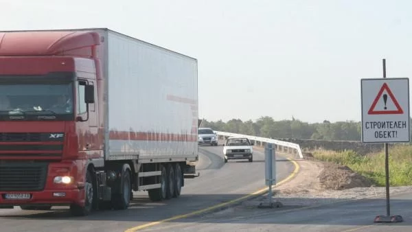 Пътищата в страната са предимно сухи, на места с мъгла