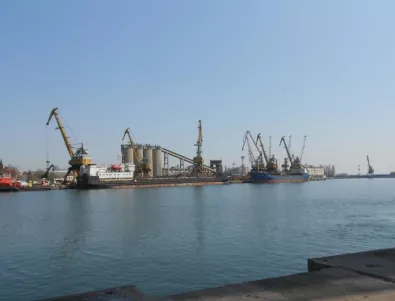 Пристанищата във Варна и Бургас са затворени заради силен вятър