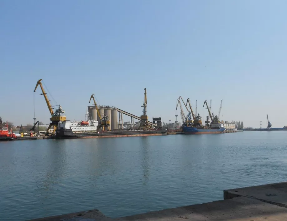 Пристанищата във Варна и Бургас са затворени заради силен вятър