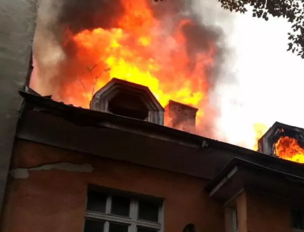 Пожар горя в двуетажна къща в София