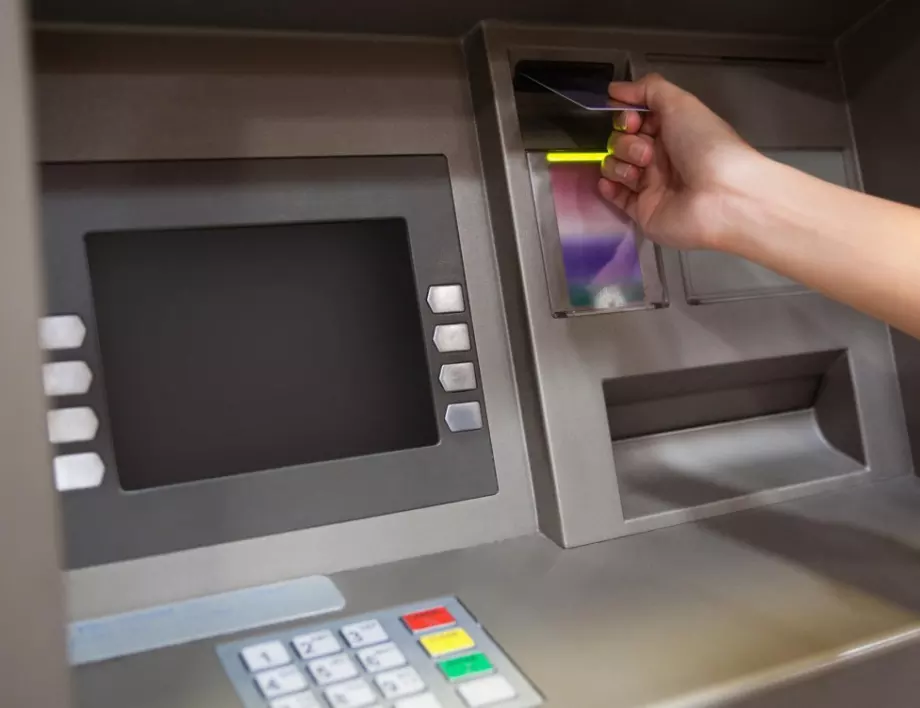 Експерт: Задължително погледнете това, ако теглите пари от банкомат, за да не ви източат картата