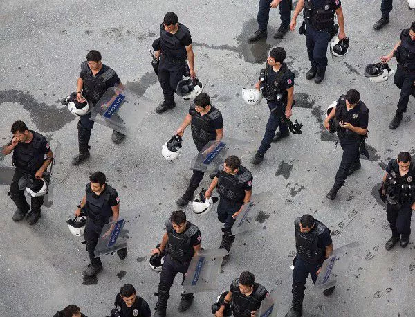 Турската полиция нахлу в сградата на вестник "Заман" и арестува главния редактор