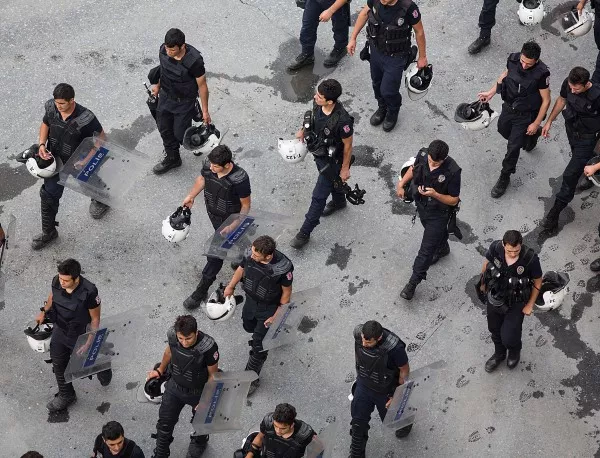 Вместо да прибере компютри, властите в Турция арестуваха полицаи