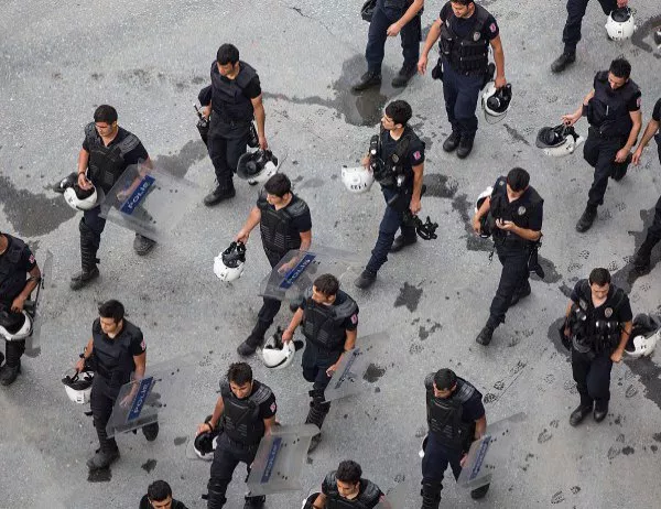 Турската полиция използва сълзотворен газ срещу протестиращи