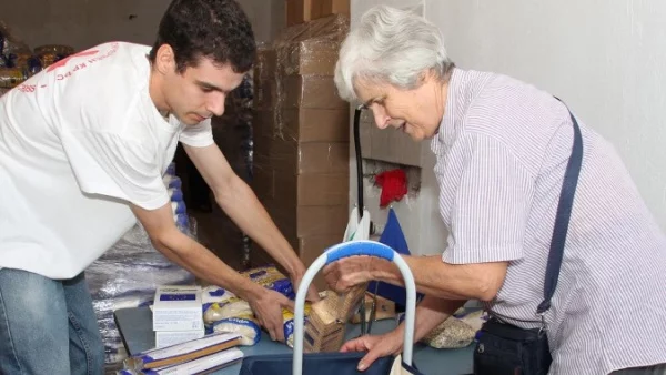 Българинът все по-малко помага на непознати, дарителството намалява в целия свят