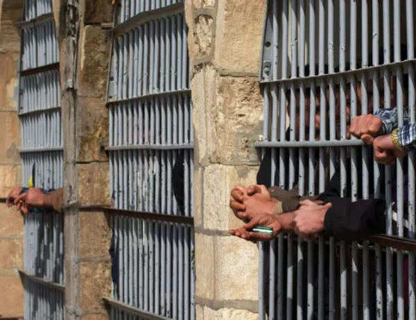 Палестинските затворници в Израел обявиха гладна стачка