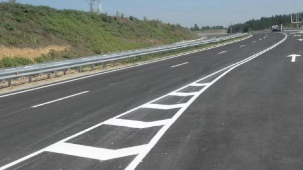 Нов магистрален куриоз: Изхвърлиха хладилник насред "Хемус"