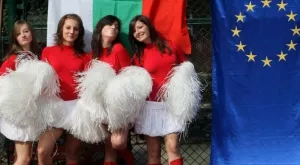 Мажоретки чакат Матей Казийски в Тренто