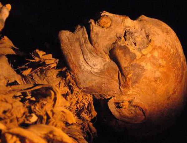 Откриха 200-годишна мумия на медитиращ монах 
