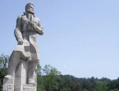 Свлачище застрашава паметника на Ботев в Калофер