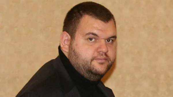Кандидат за евродепутат от ДПС скъсал плаката срещу Пеевски в Пловдив