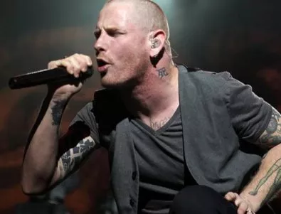 Фронтменът на Slipknot почти наби фен по време на концерт (ВИДЕО)