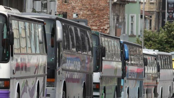 Масови проверки на училищни автобуси