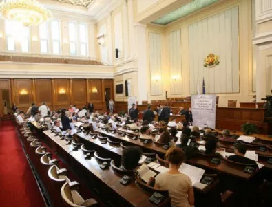 Парламентът изненадващо отложи по-тежките санкции срещу отсъстващите депутати