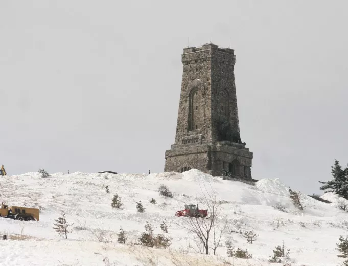 АПИ: Поради снегонавявания остава затворен пътят Шипково - Рибарица