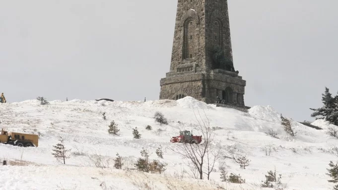 АПИ: Поради снегонавявания остава затворен пътят Шипково - Рибарица