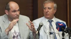 Томов и Тодоров отлагат абдикацията си с хотел